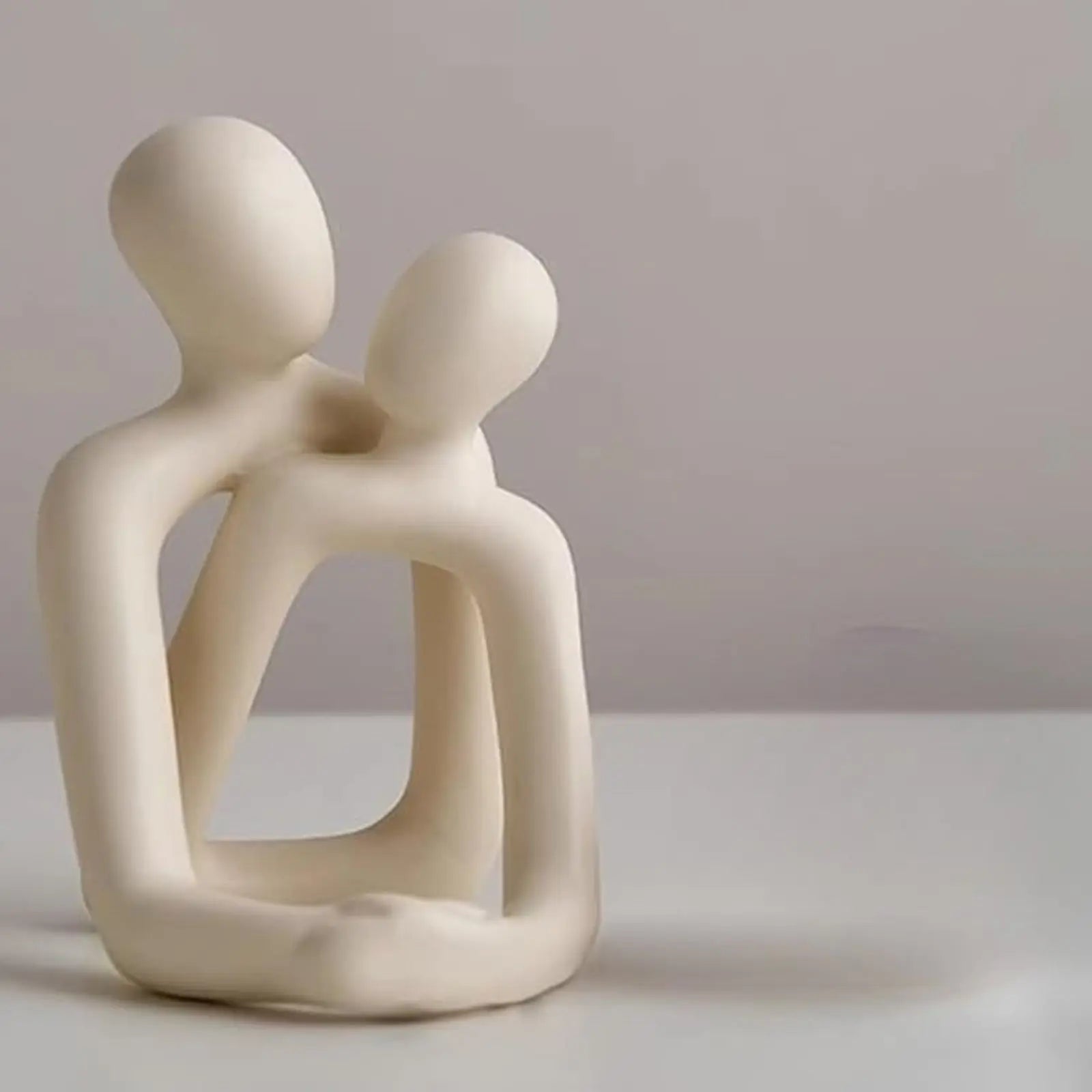 Heartwarming Loving Couple Resin Statue - A Timeless Modern Home Decor